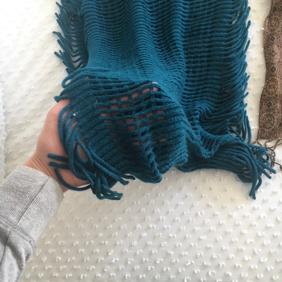 Fringe scarf - Picture 3 of 3